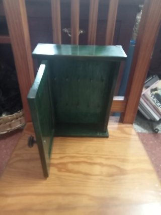 Ropero antiguo de madera verde