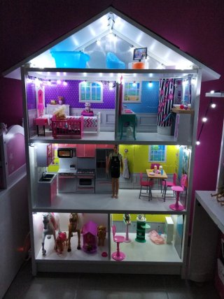 Casa de muñecas completa con todos los accesorios