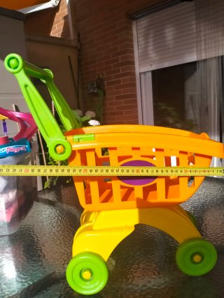 Carro de la compra de juguete naranja y verde