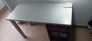 Escritorio blanco y morado con estantería