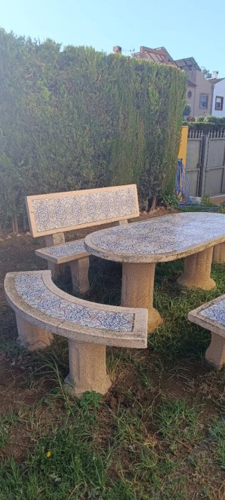 Conjunto mesa y bancos de piedra para 10 personas