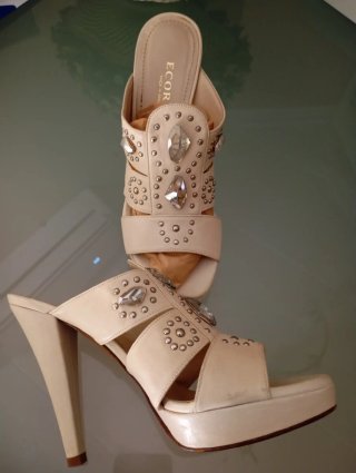 Zuecos ECOR beige adornos cristal y plata