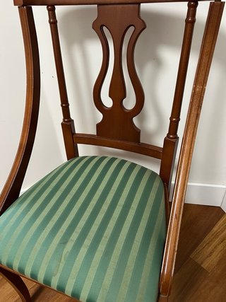 Silla de madera con asiento de tela verde