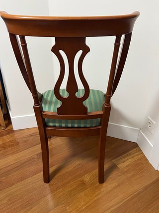 Silla de madera con asiento de tela verde