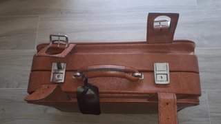 Maleta vintage marrón para decoración