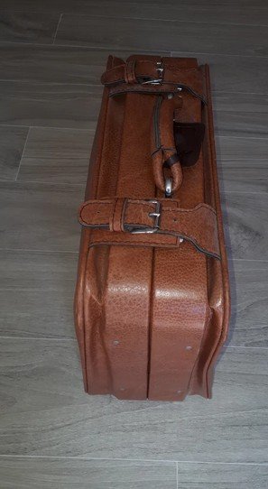 Maleta vintage marrón para decoración