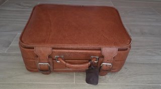 Maleta vintage marrón para decoración