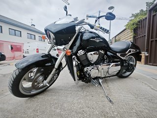 Suzuki Intruder 1500 Negra moto custom