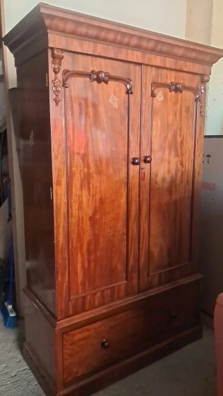 Armario ropero de madera maciza