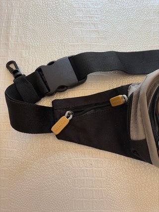 Riñonera multibolsillos negra y gris