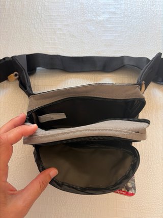Riñonera multibolsillos negra y gris