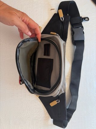 Riñonera multibolsillos negra y gris