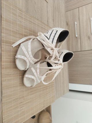 Zapatos de baile latino beige con pedrería