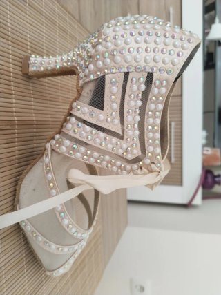 Zapatos de baile latino beige con pedrería