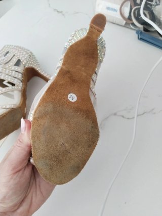 Zapatos de baile latino beige con pedrería