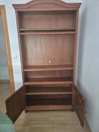 Mueble librería de madera con puertas y pasacables