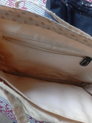 Organizador de bolsos beige y negro