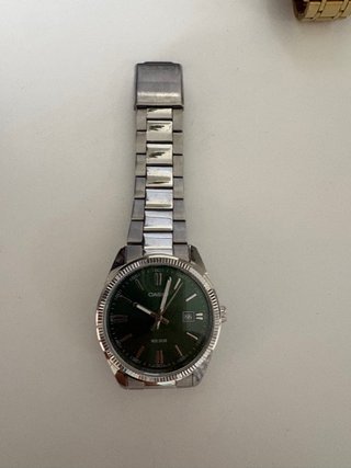 Reloj Casio Esfera Verde y Correa Plateada
