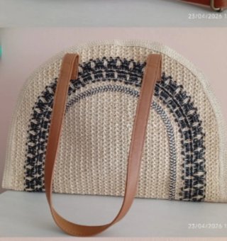 Bolso de rafia con diseño arcoíris