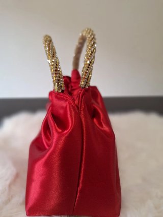 Bolso de fiesta rojo con asa dorada