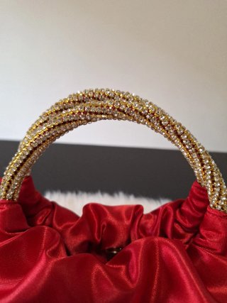 Bolso de fiesta rojo con asa dorada