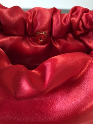 Bolso de fiesta rojo con asa dorada