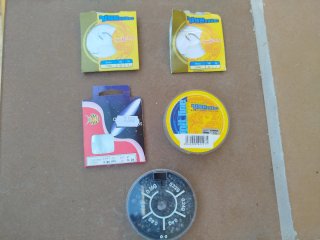Anzuelos, sedal y plomos de pesca