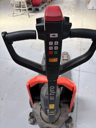 Transpaleta Eléctrica BT Tyro LHE130 1.300kg Litio