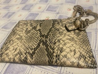 Cartera Guess piel serpiente con llavero