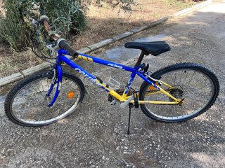 Bicicleta infantil azul y amarilla