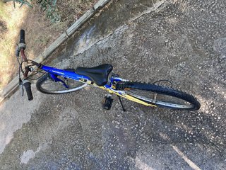 Bicicleta infantil azul y amarilla