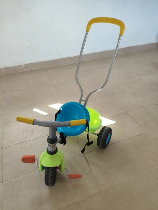 Triciclo infantil con manillar y asiento