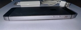 iPhone SE Negro/Plateado con Cargador