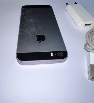 iPhone SE Negro/Plateado con Cargador