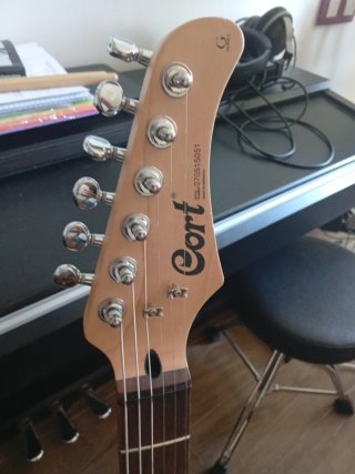 Pack Guitarra Eléctrica Cort y Amplificador Peavey