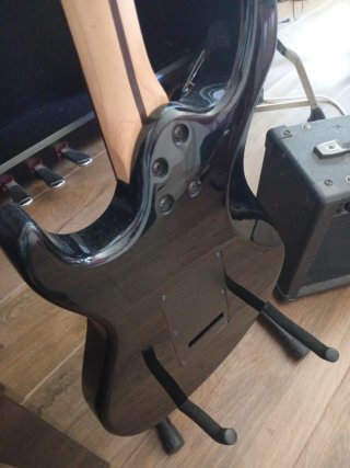 Pack Guitarra Eléctrica Cort y Amplificador Peavey