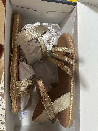 Sandalias doradas con tiras trenzadas