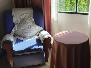 Sillón azul con detalles de madera