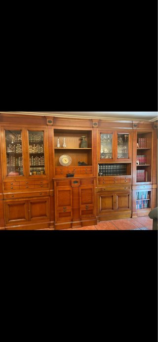 Muebles de salón: librería, mesa y sillas
