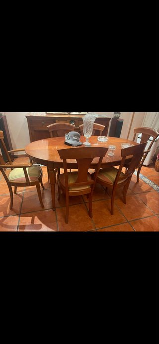 Muebles de salón: librería, mesa y sillas