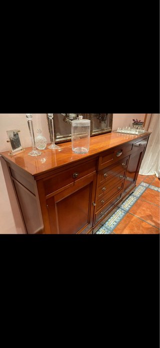 Muebles de salón: librería, mesa y sillas