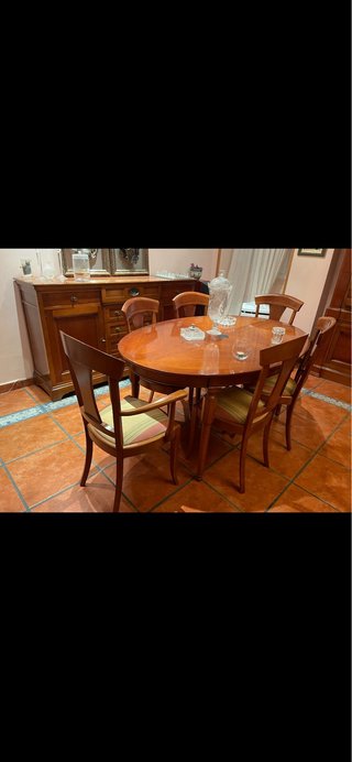 Muebles de salón: librería, mesa y sillas