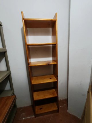 Estantería de madera robusta