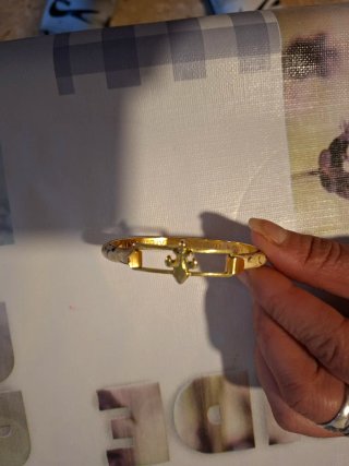 Pulsera dorada con grabado