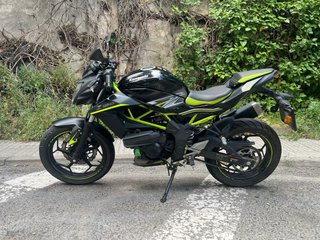 Kawasaki Z125 ABS 2021 Negra y Verde