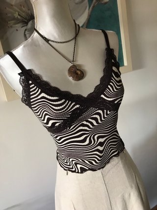 Camiseta tirantes con encaje y estampado