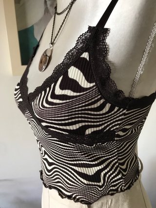 Camiseta tirantes con encaje y estampado