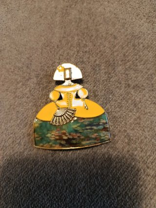 Broche de menina con abanico