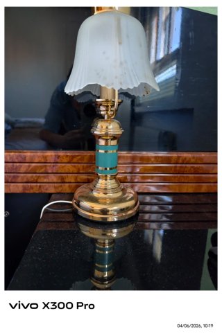 Lámpara de techo dorada y verde.con las de mesilla