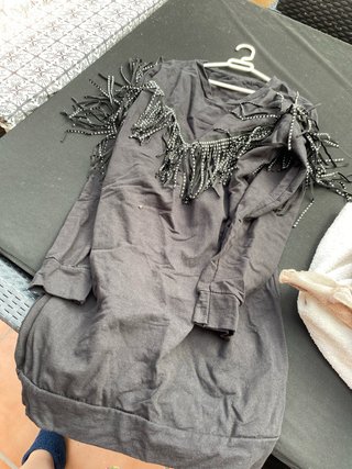 Vestido negro con flecos y tachuelas